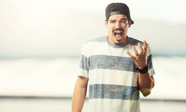 Genç rapçi adam çok korkmuş ve korkuyor, bir şey, acı çığlıkları ve açık göz, çaresizlere delilik kavramını