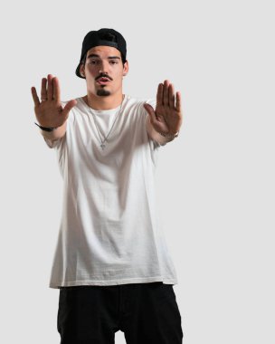 Önde, el koyarak genç rapçi birinin ciddi ve kararlı, dur jest, geri çevirir kavramı