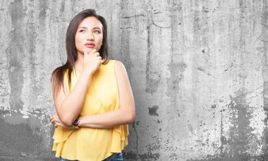 Asyalı kadın gri arka plan üzerinde düşünme