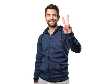 Beyaz arka plan üzerinde izole sayı iki hareketi yapan genç erkek