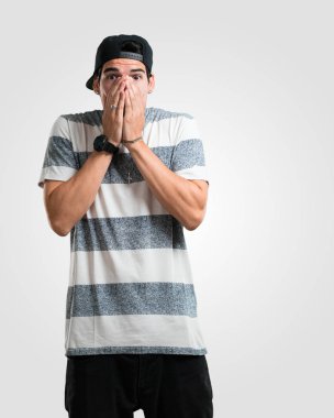 Genç rapçi adam çok korkmuş ve korkuyor, bir şey, acı çığlıkları ve açık göz, çaresizlere delilik kavramını