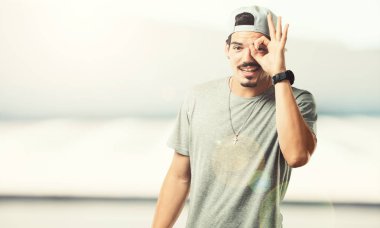 Genç rapçi adam neşeli ve kendine güvenen heyecanlı ve çığlık, onay ve başarı kavramı ok jest yapma