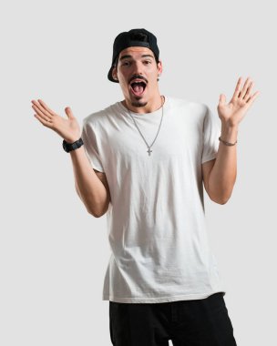 Genç rapçi adam kontrolden çıktı, özgürlük ve vahşi ifade etmek komik deli deli ve umutsuz, çığlık