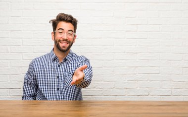 Beyaz delikanlı oturan birisi veya el hareketi yardımcı olmak için selamlıyorum uzanarak, mutlu ve heyecanlı