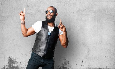 siyah adam gri arka plan üzerinde dans