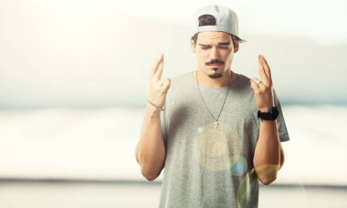 Onun parmak kapısı genç rapçi adam istediği gelecekteki projelerde, gözleri kapanış endişeli, gergin ifade heyecanlı şanslı olmak