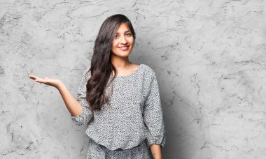 bir şey tutan latin kadın