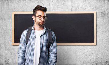 dalgın öğrenci adam gri arka plan üzerinde