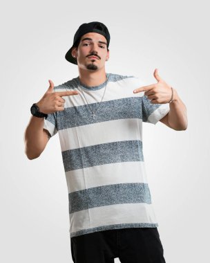 Gurur ve kendinden emin, Genç rapçi adam işaret parmakları, örnek takip etmek, memnuniyeti, kibir ve sağlık kavramı