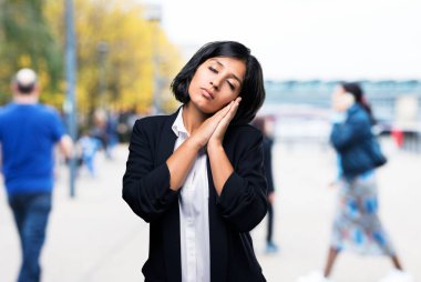 latin iş kadını uyuyan jest yapıyor