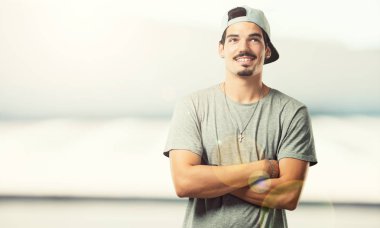 Ararken, bir şey eğlenceli düşünme ve bir fikir, hayal gücü, mutlu ve heyecanlı kavramı olan genç rapçi adam