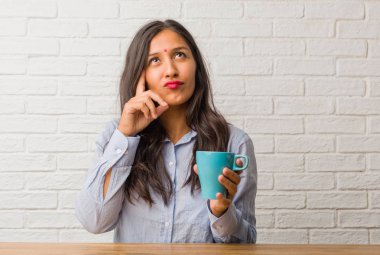 Düşünme ve bakılması, hakkında bir fikir, karışık Genç Hintli kadın bir çözüm bulmaya çalışıyorum