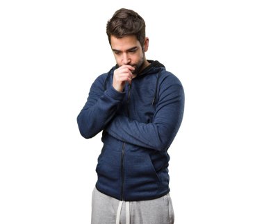 Beyaz arka plan üzerinde izole düşünme genç adam