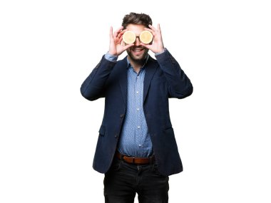 Genç adam gözleri beyaz arka plan üzerinde izole limon ile kaplama