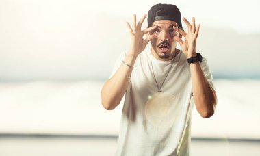 Şaşırttı ve şok, Genç rapçi adam kazanmak kavramı geniş gözlü bir teklif veya yeni bir iş, heyecan arayan