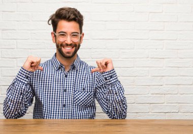 Parmakları, işaret beyaz delikanlı gurur ve kendinden emin, örnek takip etmek