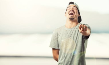 Genç rapçi bağırarak, gülen ve başka bir, kavramı alay alay adam ve uncontrol
