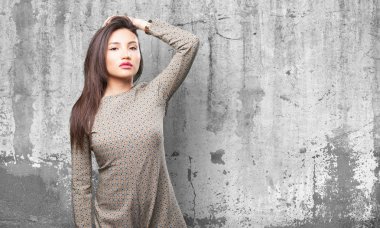 Asyalı kadın gri grunge arka plan üzerinde poz