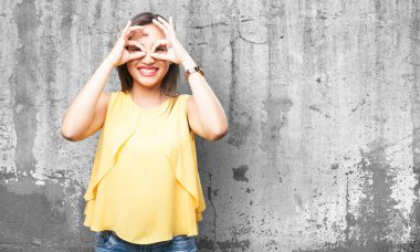 Asyalı kadın gözlük jest yapıyor