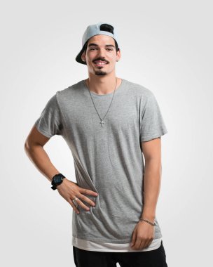 Genç rapçi adamla ayakta, rahat ve gülümseyen, çok olumlu ve neşeli kalçalarına eller