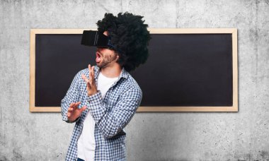 sanal gerçeklik gözlük takan afro adam