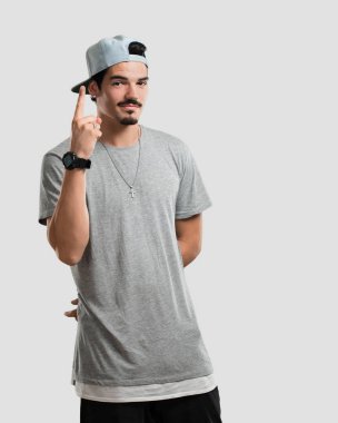 Genç rapçi adam gösterilen bir numaralı simgesi sayma, matematik, kendinden emin ve neşeli kavramı