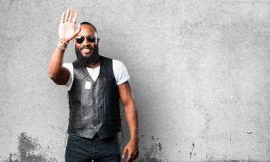 siyah adam gri arka plan üzerinde tebrik