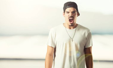 Öfkeli, negatif ve çılgın çığlık genç rapçi adam çok kızgın ve üzgün, çok gergin,