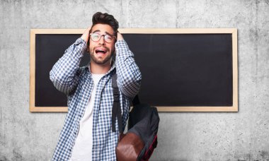 öğrenci adam gri arka plan üzerinde vurguladı