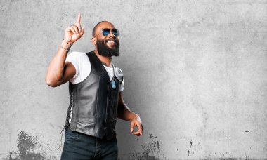 siyah adam gri arka plan üzerinde dans 