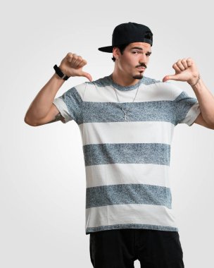 Gurur ve kendinden emin, Genç rapçi adam işaret parmakları, örnek takip etmek, memnuniyeti, kibir ve sağlık kavramı