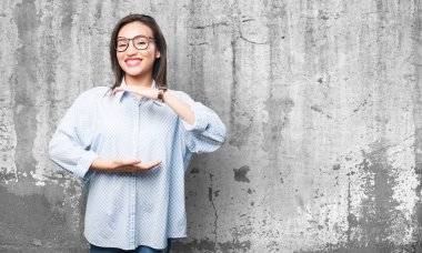 Asyalı kadın grunge gri arka plan üzerinde boyutlandırma