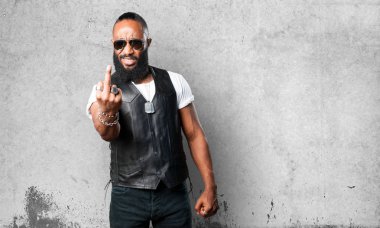 gri arka plan üzerinde siyah deliye 