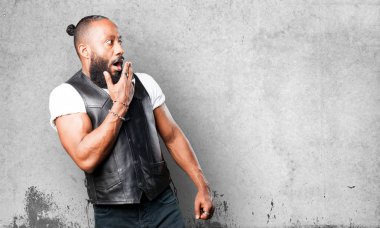 Motosikletçi adam şaşırmış jest