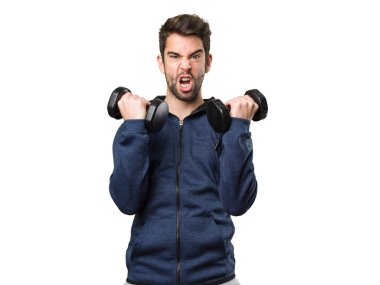 kızgın genç adam beyaz arka plan üzerinde izole dambıl kullanarak