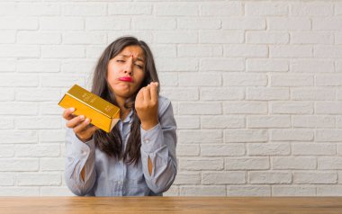 Kurumuna geri yükleme ihtiyacı, bir jest yapma genç Hintli kadın üzgün ve depresyonda,