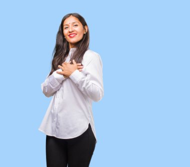 Romantik jest yapıyor Genç Hintli kadın portresi