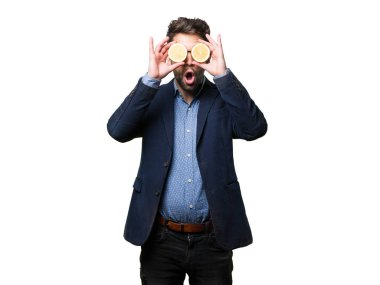 Genç adam gözleri beyaz arka plan üzerinde izole limon ile kaplama