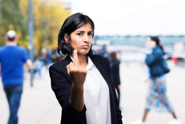 latin iş kadını hakaret jest yapıyor