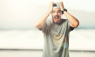 Genç rapçi adam sinirli ve umutsuz, kızgın ve üzgün başında elleriyle