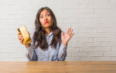 Şüphe ve omuzlar, shrugging Genç Hintli kadın kavramı kararsızlık ve güvensizlik, hakkında bir şey belirsiz