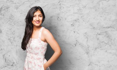 gri arka plan üzerinde mutlu latin kadın 