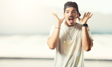 Genç rapçi adam kontrolden çıktı, özgürlük ve vahşi ifade etmek komik deli deli ve umutsuz, çığlık