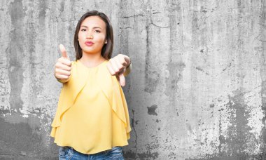 Asyalı kadın çelişkili jest yapıyor