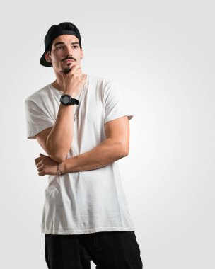 Düşünme ve bakılması, hakkında bir fikir, karışık genç rapçi adam bir çözüm bulmaya çalışıyorum