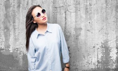 Asyalı kadın gri arka plan üzerinde poz