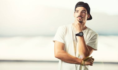 Düşünme ve bakılması, hakkında bir fikir, karışık genç rapçi adam bir çözüm bulmaya çalışıyorum