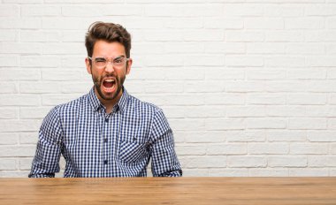 Genç beyaz adam kızgın çığlık