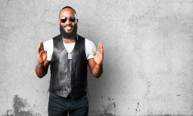 siyah adam gri arka plan üzerine bir şey boyutlandırma 