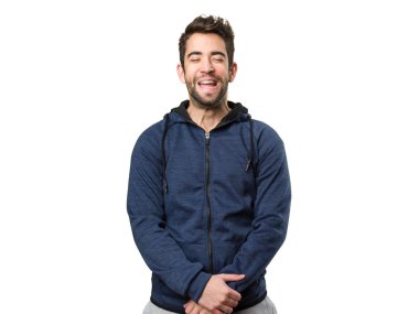 Mutlu genç adam beyaz arka planda izole edilmiş.